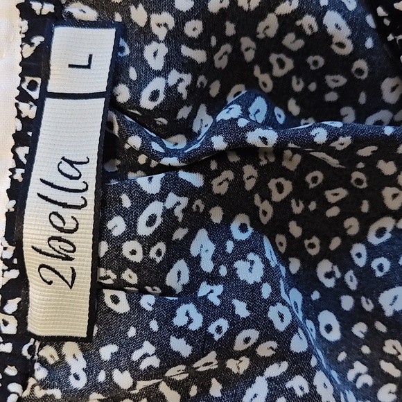 2 Bella Black and White Floral Crop Top - Picture 7 of 7